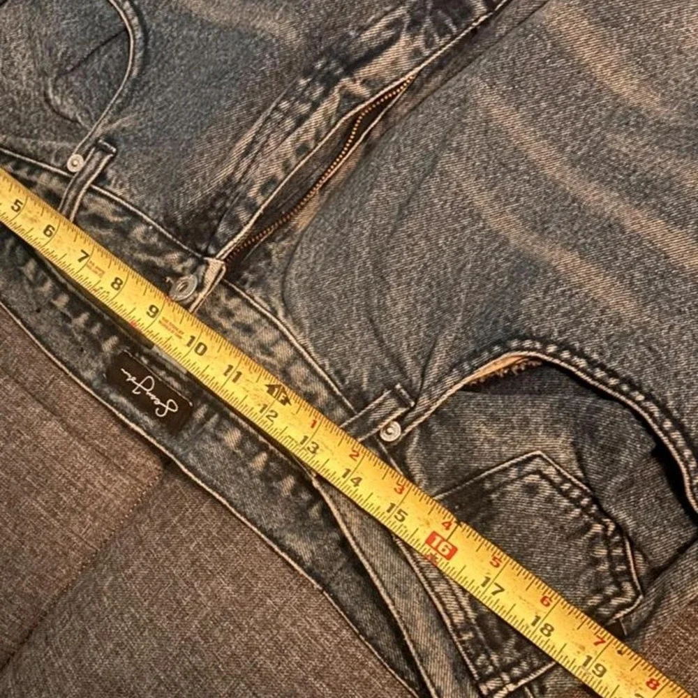 Baggy blue Sean John jeans with a distressed look Size 38x32